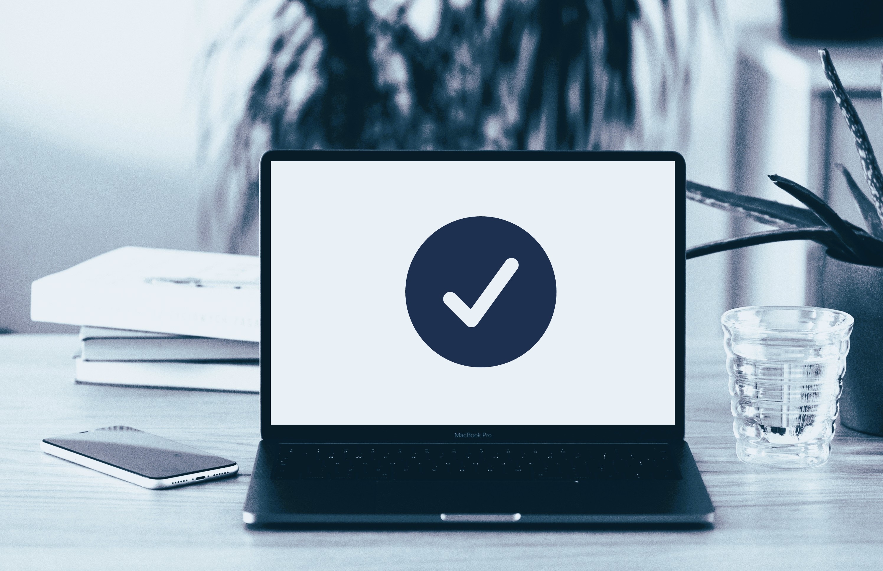 Laptop mit Migrationsprozess auf dem Bildschirm